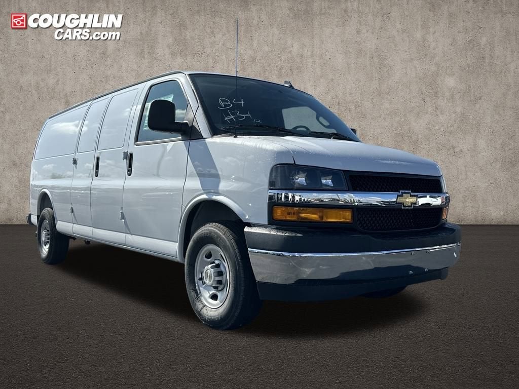 2025 Chevrolet Express Cargo 3500 WT