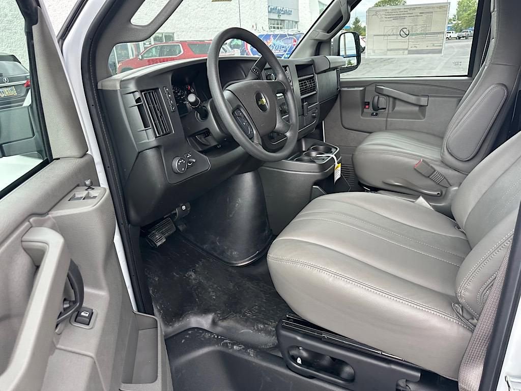 2025 Chevrolet Express Cargo 3500 WT