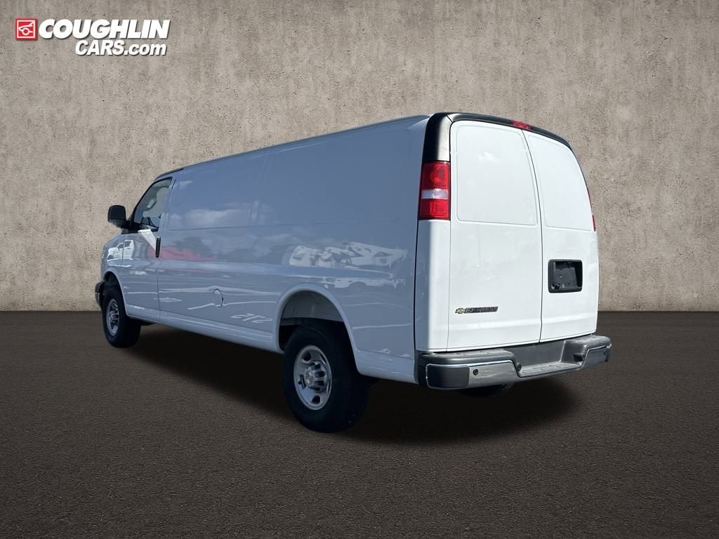 2025 Chevrolet Express Cargo 3500 WT