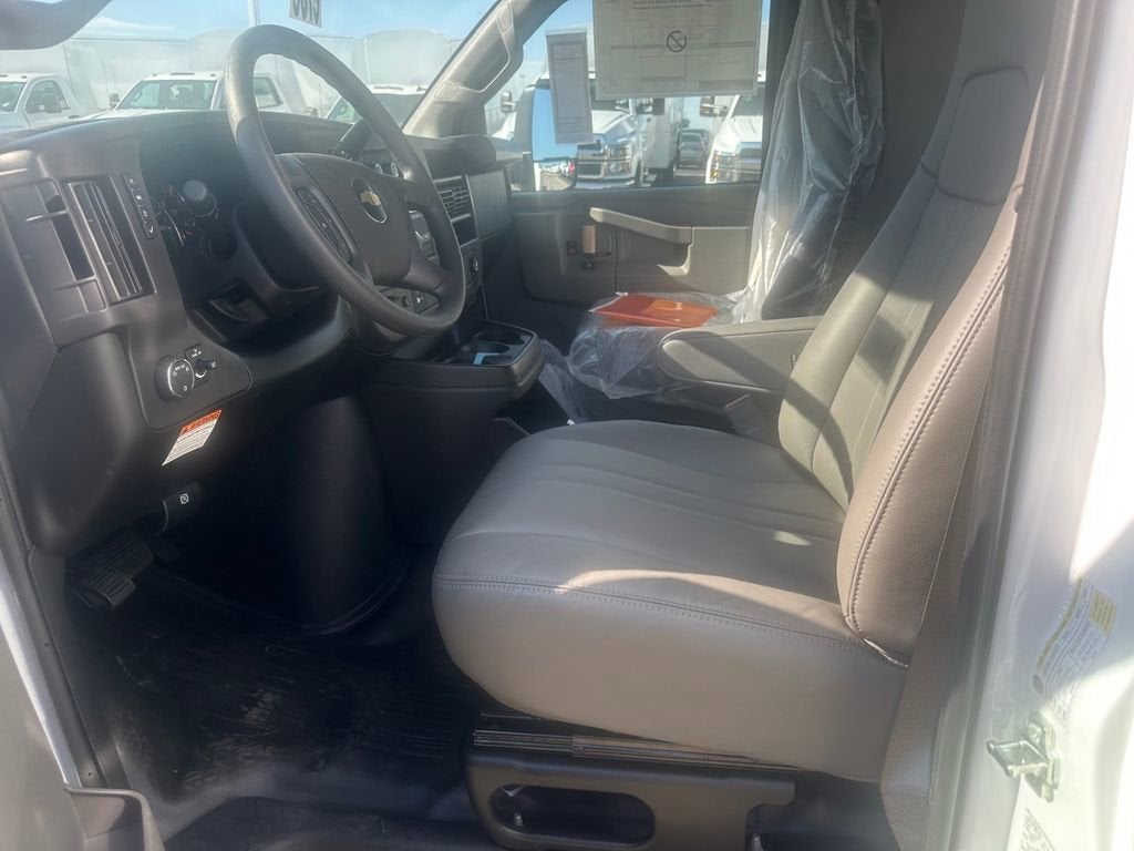 2025 Chevrolet Express Cutaway 3500 1WT